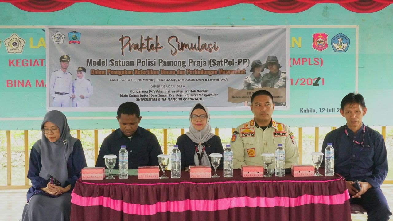 Pembukaan Praktek Simulasi Model Satpol PP dalam Penegakan Ketertiban Umum dan Perlindungan Masyarakat. Dihadiri Rektor, Wakil Rektor IV, Kabid Satpol PP, Dr. Ikram Muhammad (Dosen MK), Dekan FPSP