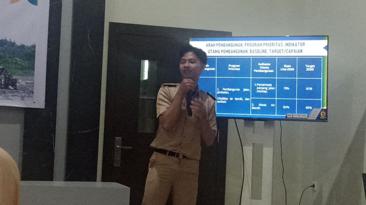 Simulasi: Kepala BAPPPEDA sedang Mempresentasikan Kinerja dan Rencana Pembangunan Daerah